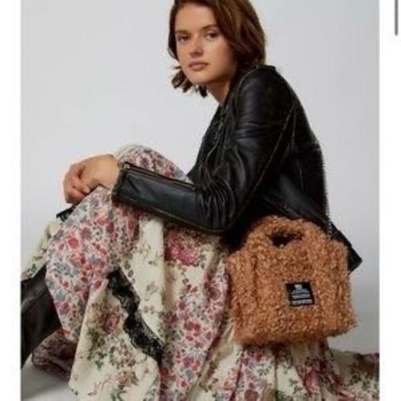 ✨BDG Serena Teddy Fleece Mini Tote Bag Sz Small✨ - Picture 1 of 8